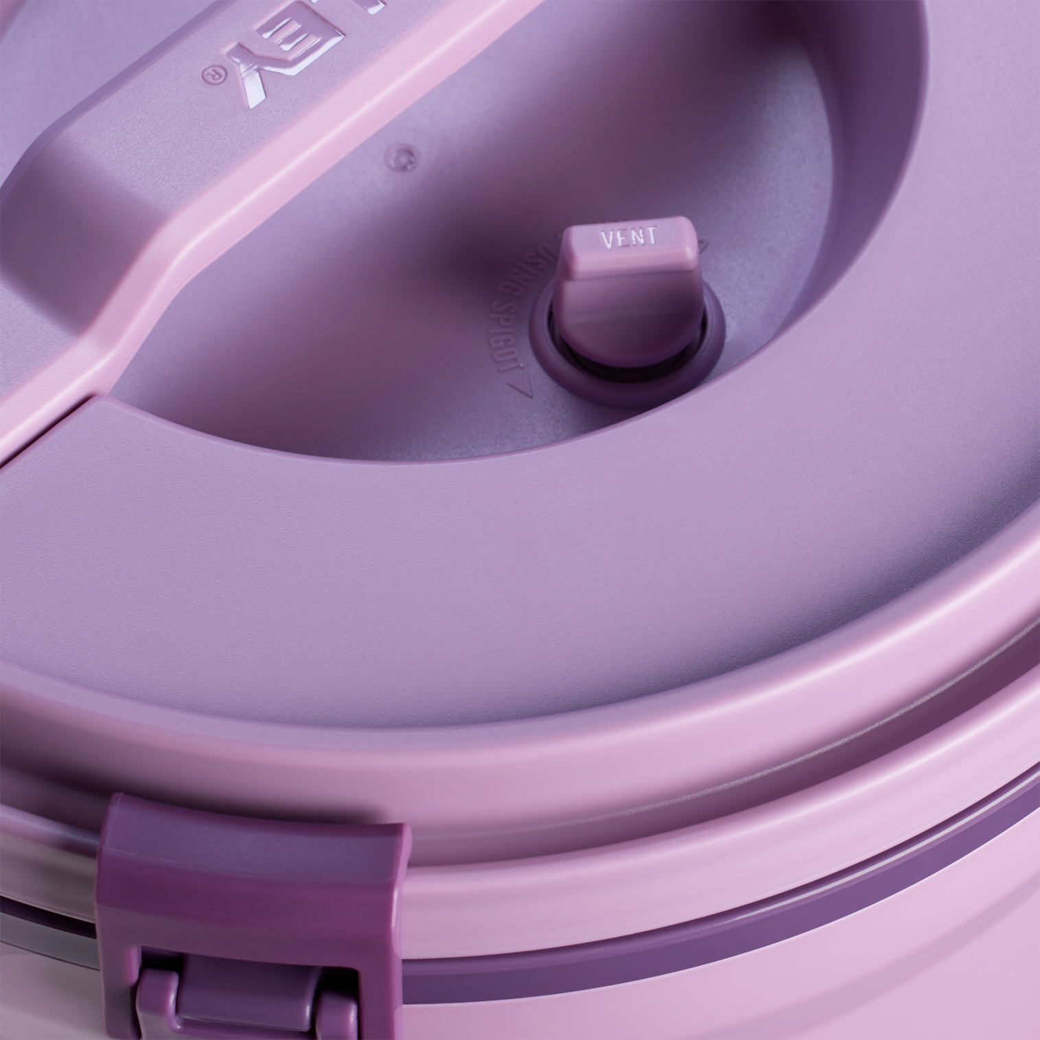 Web_PNG_Square-TheFast-FlowWaterJug2GAL-Lilac-LidDetail.png