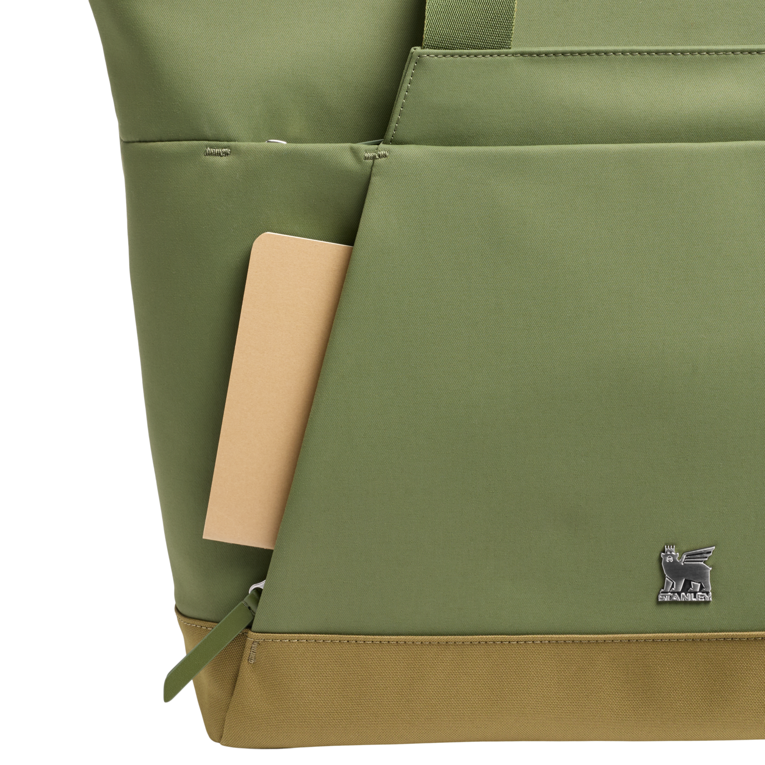 Web_PNG_Square-TheStandbyTote21.8qt-20.6L-DriedPine-FrontPocket.png