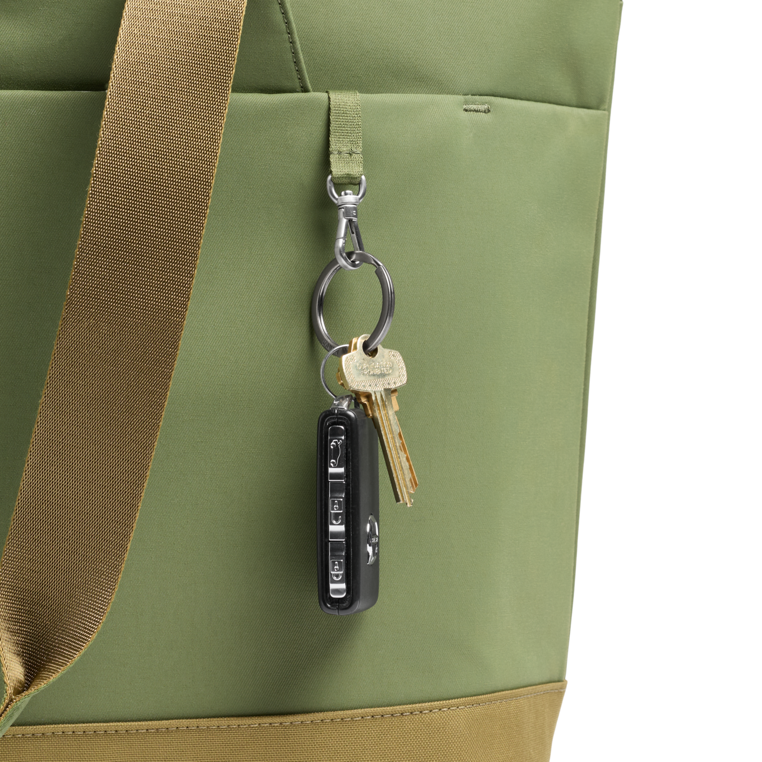 Web_PNG_Square-TheStandbyTote21.8qt-20.6L-DriedPine-KeychainDetail.png